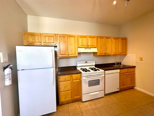 275 Webster Ave in Jersey City, NJ - Building Photo - Building Photo