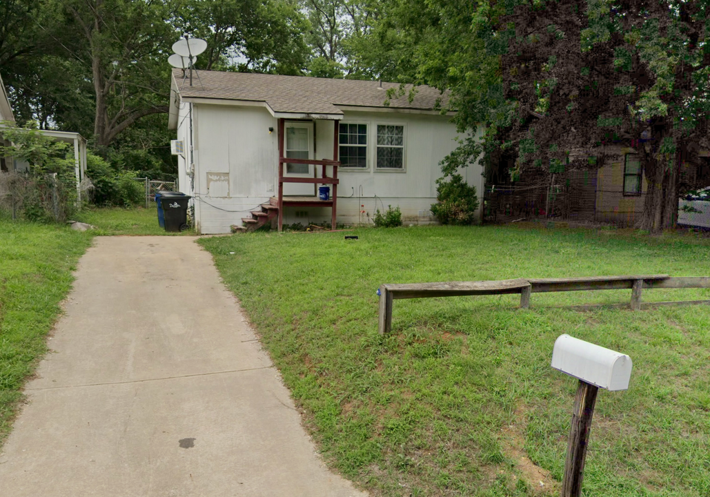 1017 W Collins St in Denison, TX - Building Photo