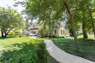 112 Harrison Ave in Newport, RI - Building Photo