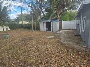 1645 Lauderdale Manor Dr in Fort Lauderdale, FL - Building Photo - Building Photo