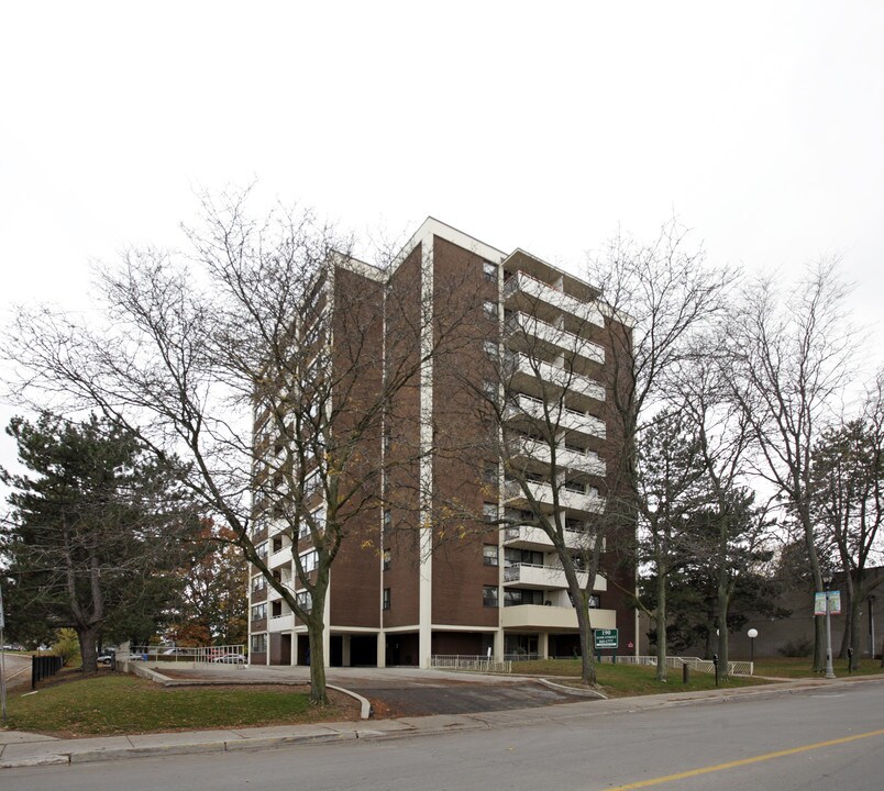 190 Kerr St in Oakville, ON - Building Photo