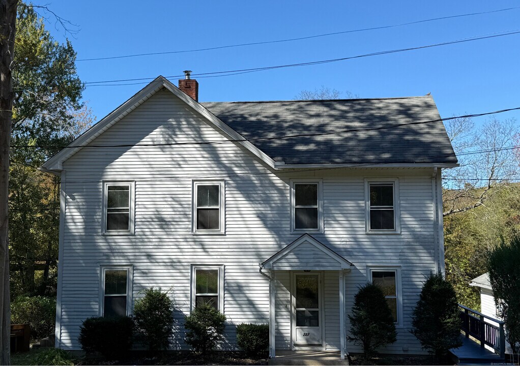 227 Railroad St in Thomaston, CT - Building Photo