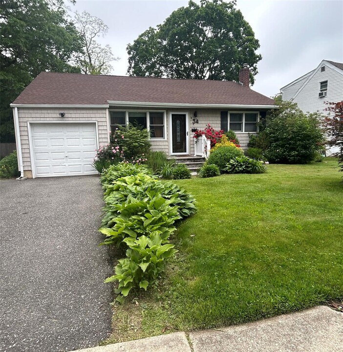 34 Woodhull Rd in Huntington, NY - Building Photo