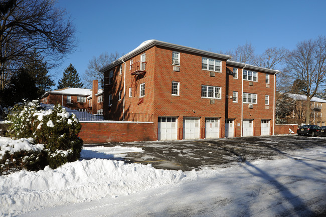 Maple Shade Apartments in Oradell, NJ - Foto de edificio - Building Photo