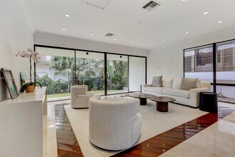 8118 Los Pinos Blvd in Coral Gables, FL - Building Photo - Building Photo