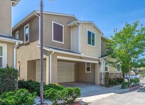 399 N Avelina Way in Anaheim, CA - Building Photo