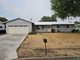 208 Aquarius Way in La Grande, OR - Building Photo