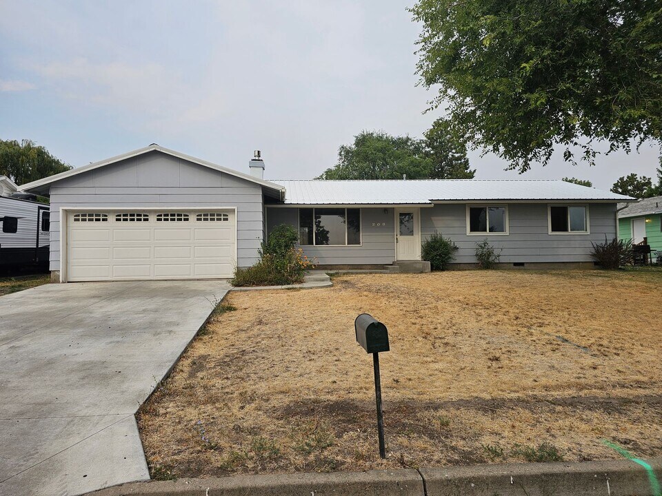 208 Aquarius Way in La Grande, OR - Building Photo