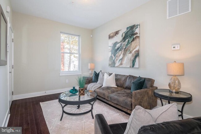 2012 W Girard Ave in Philadelphia, PA - Building Photo - Building Photo