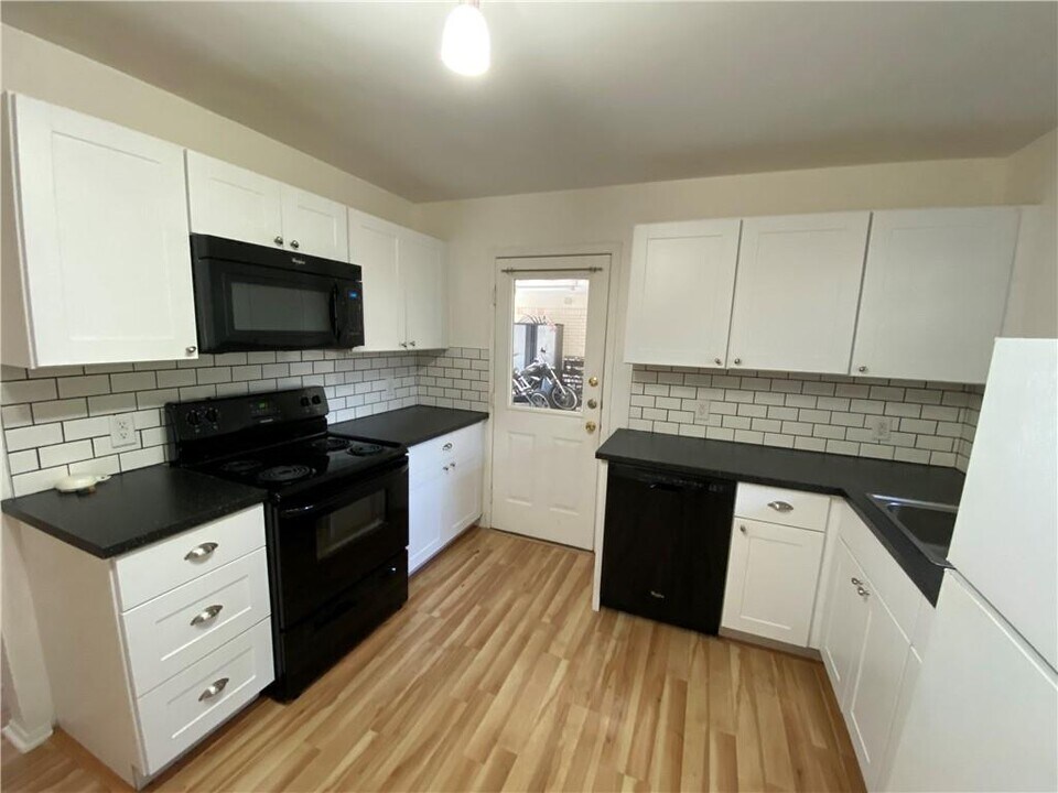 8311 Hathaway Dr in Austin, TX - Building Photo