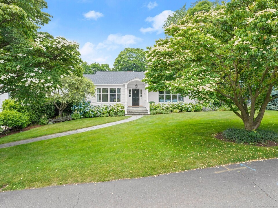 1 Lita Dr in Greenwich, CT - Building Photo