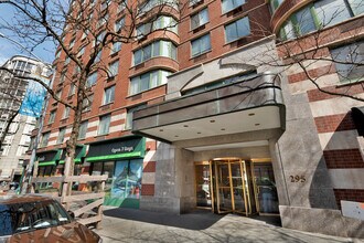 295 Greenwich St-Unit -: 6F in New York, NY - Building Photo - Building Photo