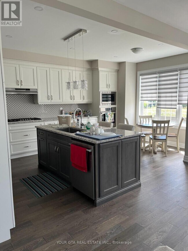 102 Burnhamthorpe Rd E in Oakville, ON - Building Photo - Building Photo