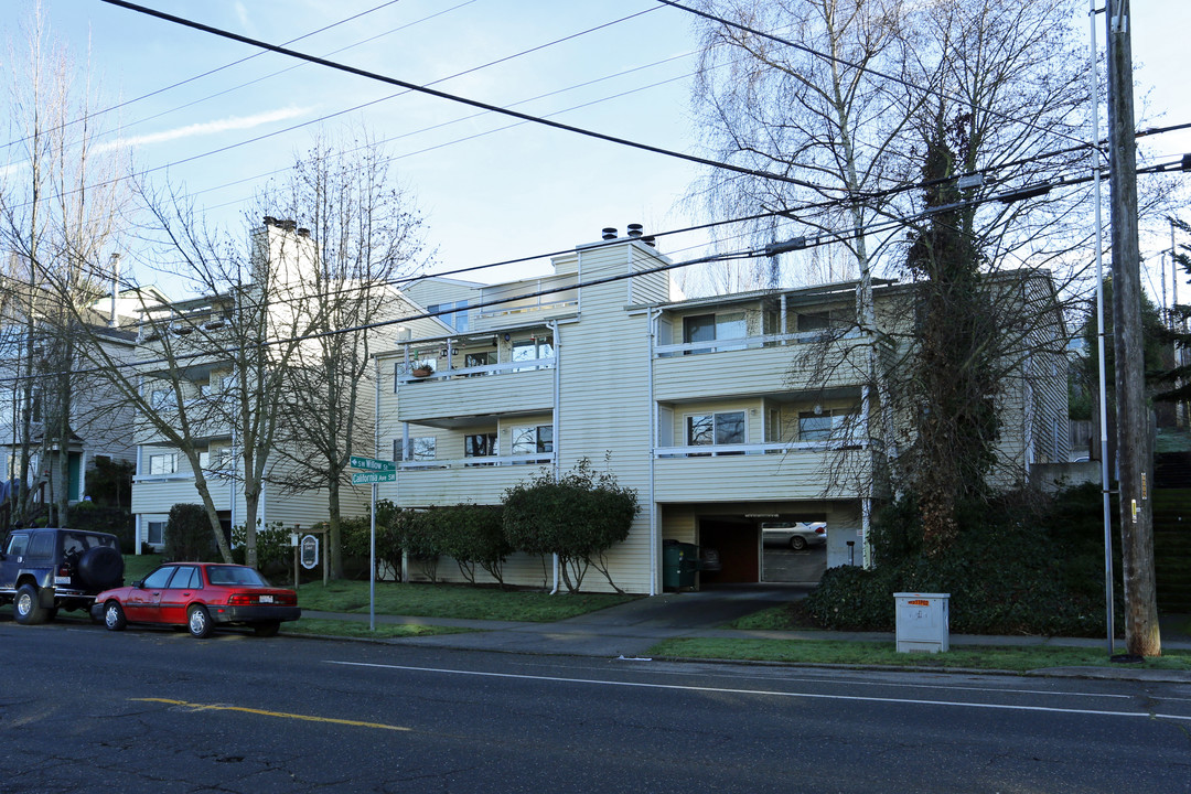 California Court in Seattle, WA - Building Photo