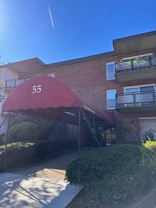 55 Broadlawn Park in Chestnut Hill, MA - Building Photo