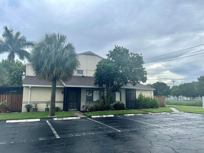 5274 Cedarbend Dr in Ft. Myers, FL - Building Photo - Building Photo