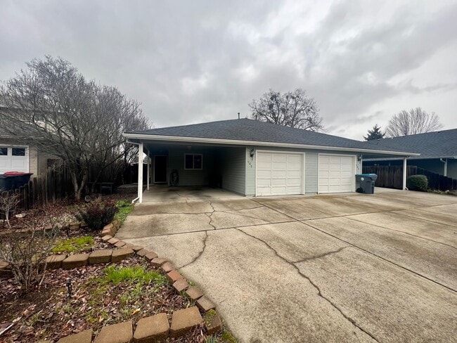 763 Columbine Way in Central Point, OR - Building Photo - Building Photo