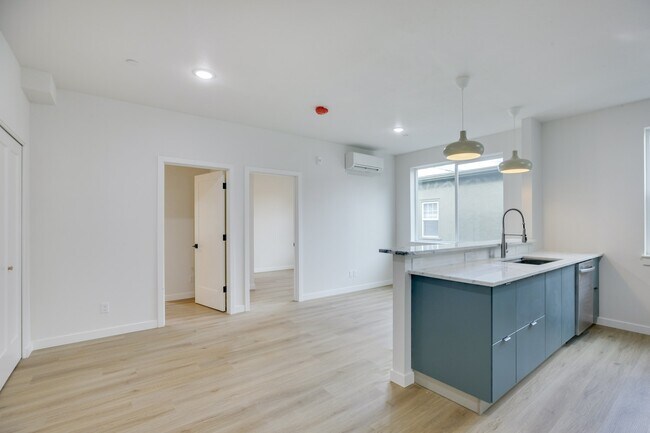 2071 NE Davis St-Unit -202 in Portland, OR - Building Photo - Building Photo