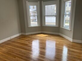 30 Viall St, Unit Apt 1 in New Bedford, MA - Building Photo