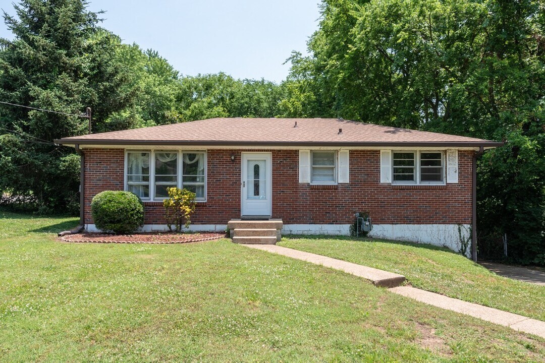 1221 Harwood Dr in Nashville, TN - Building Photo