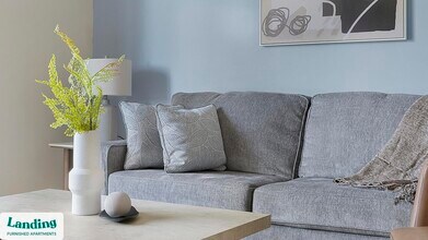 1000 Forestview Dr in Oakwood, GA - Foto de edificio - Building Photo