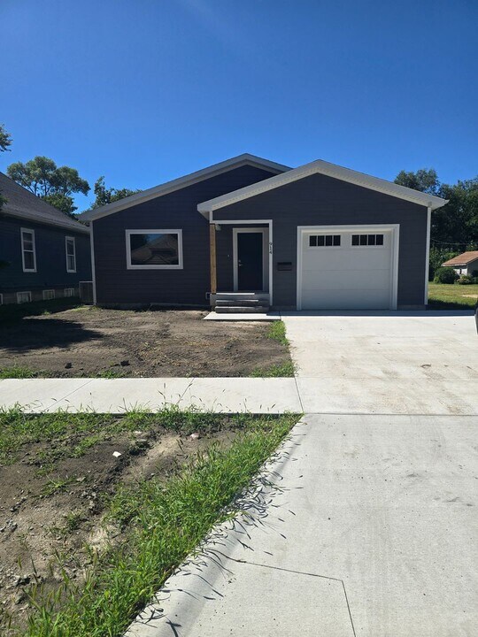914 S 3rd St in Norfolk, NE - Building Photo