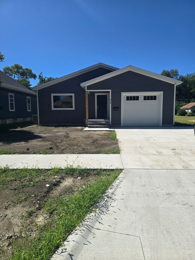 property at 914 S 3rd St