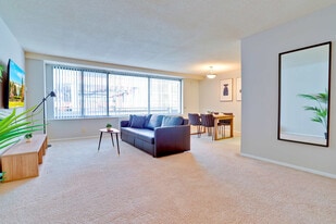 2111 Richmond Hwy in Arlington, VA - Building Photo