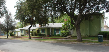 1355 Holliston Ave in Pasadena, CA - Foto de edificio - Building Photo