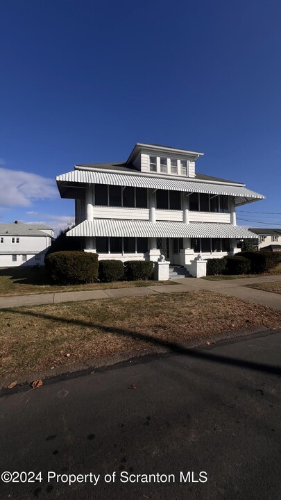 130 9th St in Wyoming, PA - Building Photo