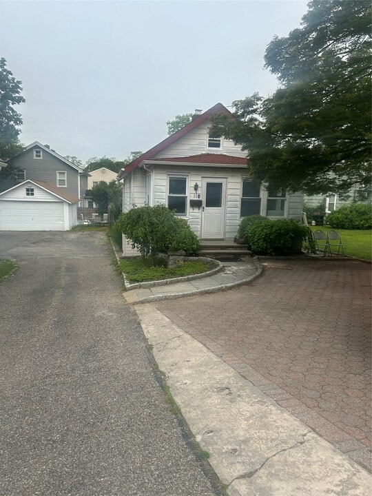 44 Perry Ave in Bayville, NY - Building Photo