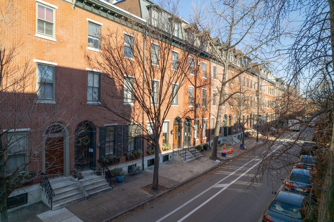 2031 Pine St in Philadelphia, PA - Building Photo