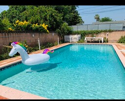 6271 Saloma Ave in Los Angeles, CA - Building Photo