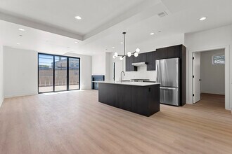 1801 W Grand Ave, Unit 201 in Chicago, IL - Foto de edificio - Building Photo