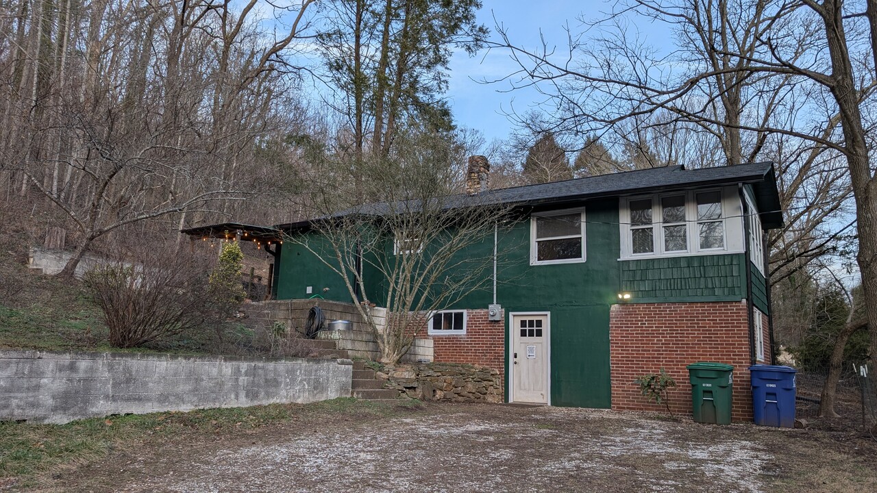 136 Mills Gap Rd in Asheville, NC - Building Photo