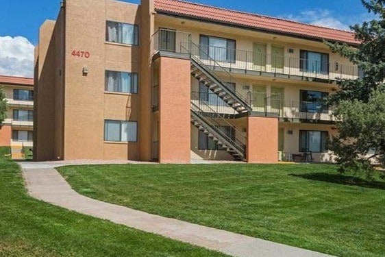 Peak 4420 on E Pikes Peak in Colorado Springs, CO - Foto de edificio - Building Photo