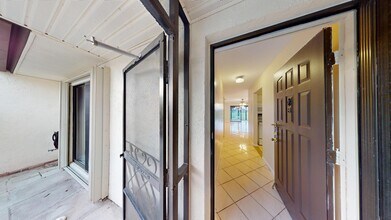 121 Lake Paula Dr in West Palm Beach, FL - Building Photo - Building Photo