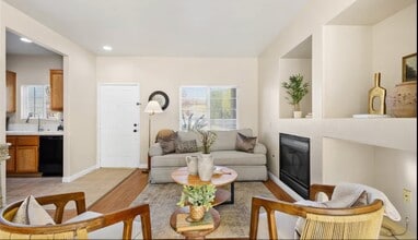 7050 Dinwiddie St in Downey, CA - Foto de edificio - Building Photo