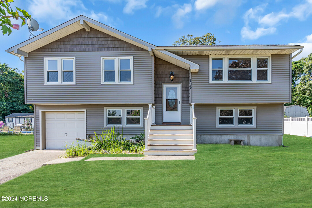 109 Driftwood Ln in Lanoka Harbor, NJ - Building Photo