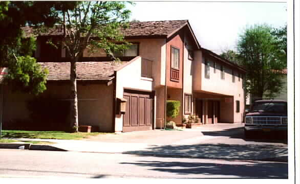 555 S Parker St in Orange, CA - Foto de edificio - Building Photo