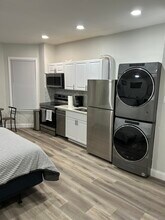 808 S 49th St, Unit 2 in Philadelphia, PA - Foto de edificio - Building Photo