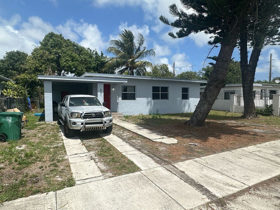 531 NW 110th St in Miami, FL - Building Photo