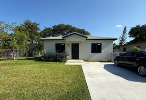 2420 NW 6th Ct in Pompano Beach, FL - Building Photo