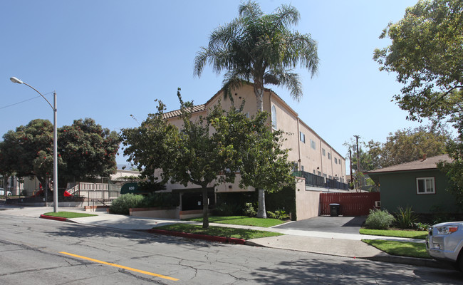 630 E Cypress Ave in Burbank, CA - Building Photo - Building Photo