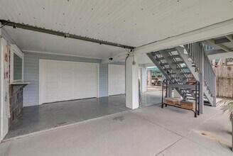 1099 Redfish St in Hitchcock, TX - Building Photo - Building Photo