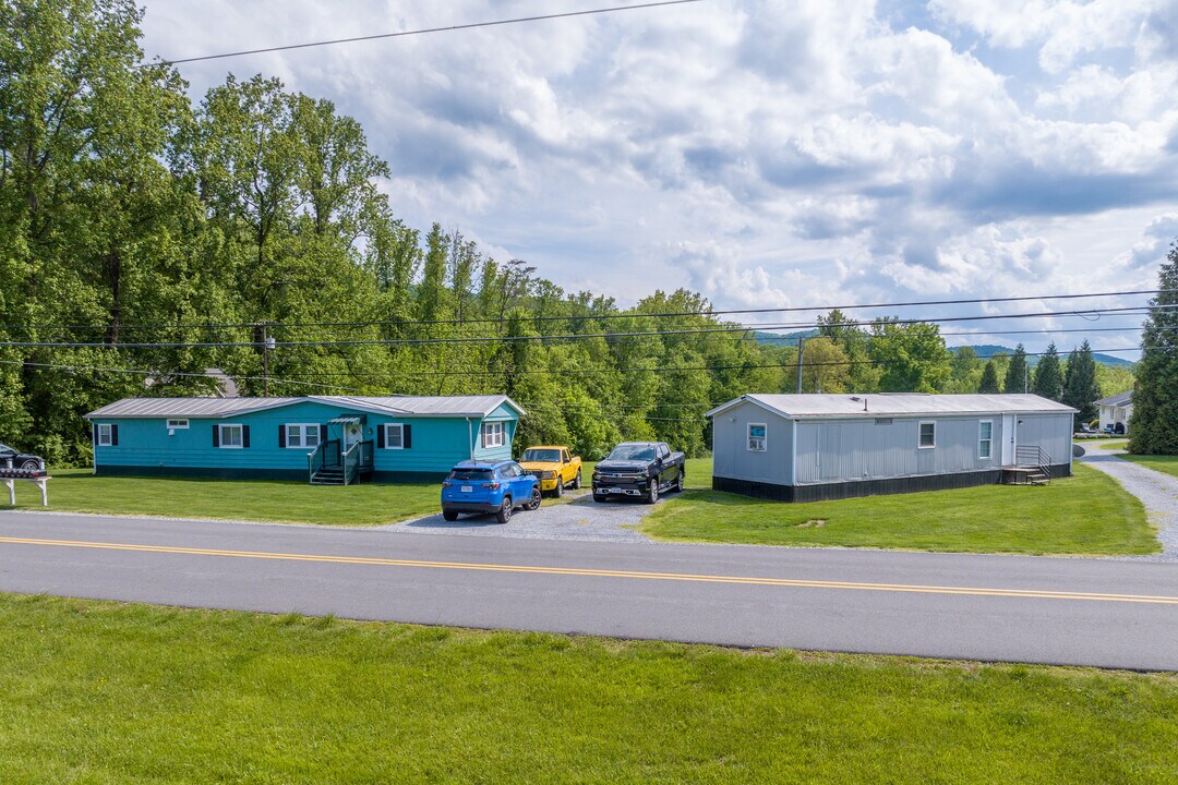 16 Pine Grove Rd in Bluemont, VA - Building Photo