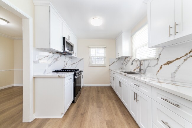 2147 W 104th St in Los Angeles, CA - Building Photo - Building Photo