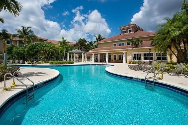 6529 Emerald Dunes Dr in Royal Palm Beach, FL - Building Photo - Building Photo