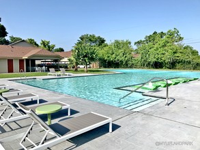 Upland Park Townhomes in Houston, TX - Building Photo - Building Photo