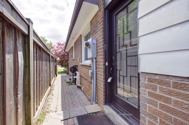 333 Louis Dr in Mississauga, ON - Building Photo - Building Photo